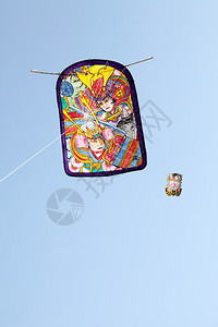 浮世绘Apanese传统纸风筝和蓝天背景