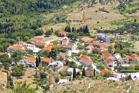 对典型的克罗地亚村庄红屋顶和小房子图片