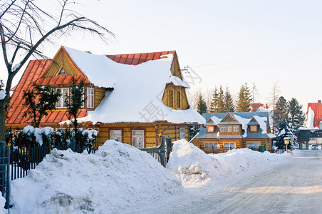 冬天在山上的高地小屋图片