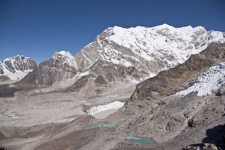 喜马拉雅山以原始冰川和珠穆朗玛峰基地营周围湖泊完成图片