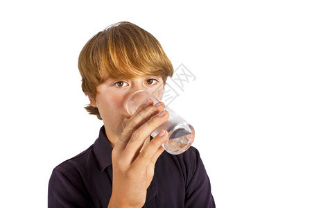 男孩从玻璃杯里喝水图片