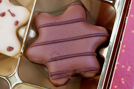 美味巧克力饼干形状像金色表图片