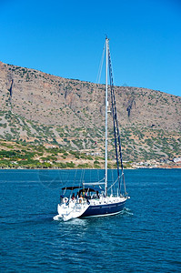 一艘孤舟沿着克里特岛的海岸航行这里的海有一个明亮的蓝色tset今天阳光明图片