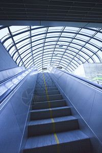 上海地铁站的自动扶梯图片