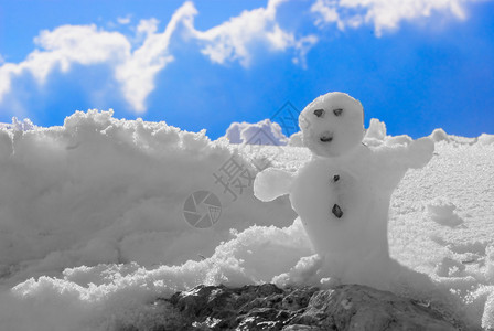 简单的小雪人在云背景图片