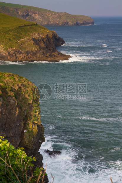 从通往康沃尔郡以撒港的沿海小径的景色LobberPoint的中间半岛和最上面的半岛是ValleyHead这里是海上棚户区歌唱团渔图片