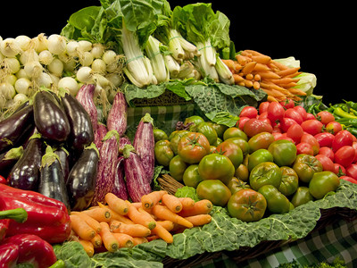 市场摊位上的蔬菜和蔬菜图片