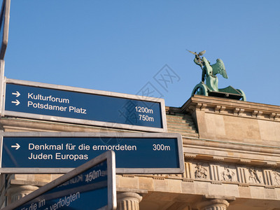 德国柏林勃兰登堡门的方向标志图片