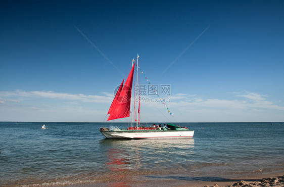 海上的红色帆布船图片