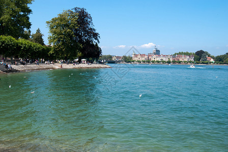 德国瑞士康斯坦的博登湖透明水图片