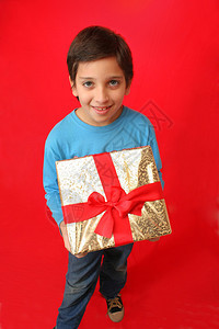 带着圣诞礼物的可爱男孩图片