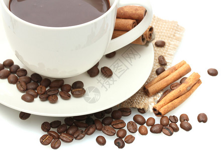 一杯咖啡豆子和肉桂棒在白色上隔开背景图片