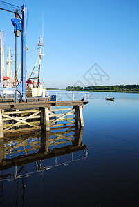 木材码头正在Zoutkamp港图片