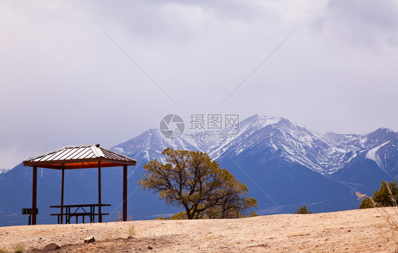 在山顶的山顶环绕着山峰孤独的图片
