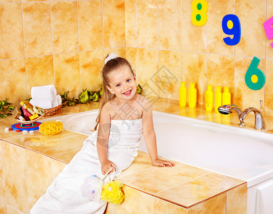 沐浴在泡浴中的小女孩图片