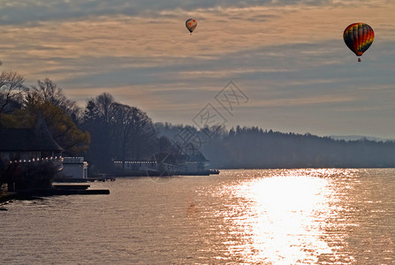 纽约SOHO日落场景中的湖泊和气球背景