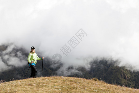 在尼泊尔喜马拉雅山徒步旅行的年轻女子图片