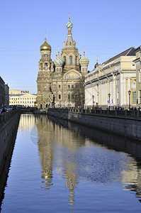 在水道上欣赏著名的滴血救世主东正教堂图片