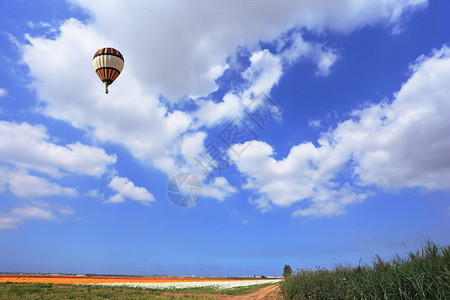 自由飞行的热气球4月在图片
