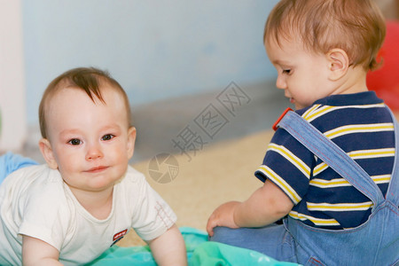 两个男婴在室内图片