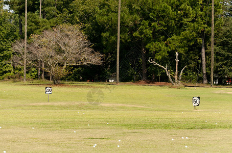 高尔夫球场旁的图片