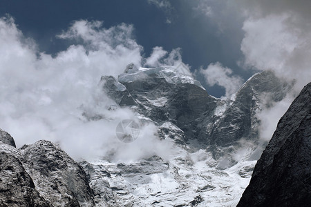白云中的高山尼泊尔珠穆朗玛峰图片