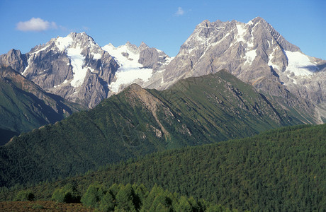 云南省雪冠山和森林丘陵山图片