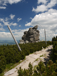 巨峰顶上的岩塔背景图片