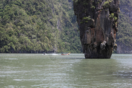 在泰国PhangNga乘坐传统尾船前往詹姆图片