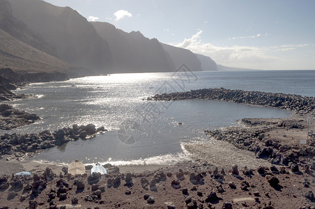 靠近Tenerife村海中岩石图片