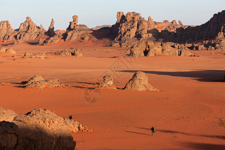 撒哈拉沙漠中的沙丘和石头图片