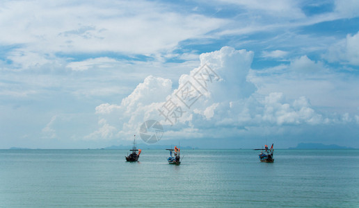泰国黎明时的长尾船图片