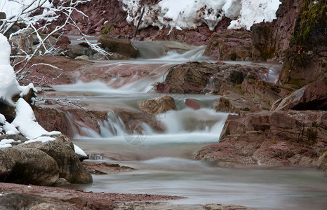 冬时的山间溪流图片