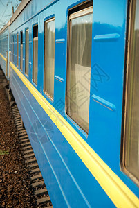 运动火车和蓝色马背景图片