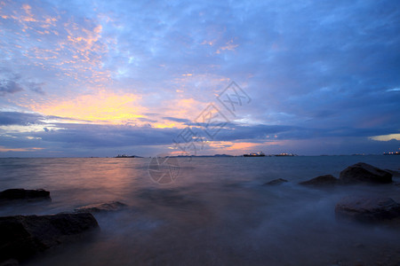 夜色多彩的天空在海边沙图片