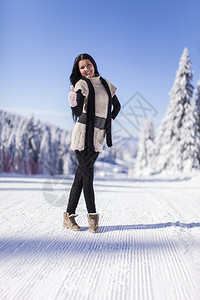 冬天山上的年轻女子图片