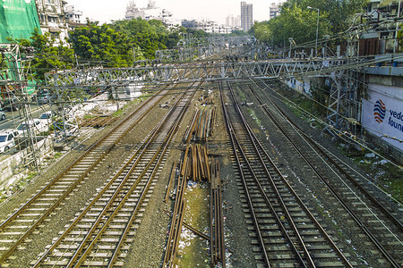 通往孟买中央车站的老生锈铁路中图片