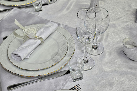 优雅的婚礼餐桌布置图片