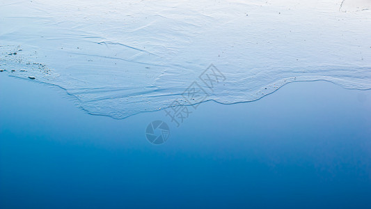 水中微薄的冰层反映图片