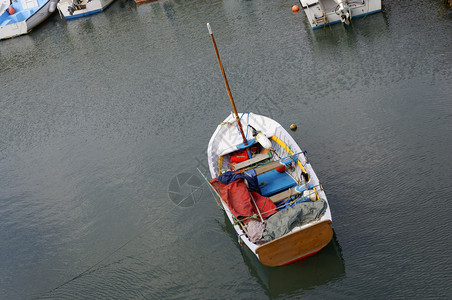 在法国停泊的小渔船图片