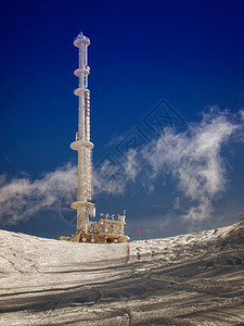 在雪山的巨大的电信塔图片