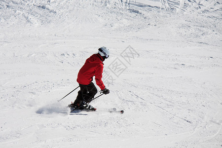 斜坡上的滑雪机Gres图片