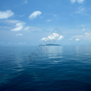 平静的深蓝色大海的背景图片