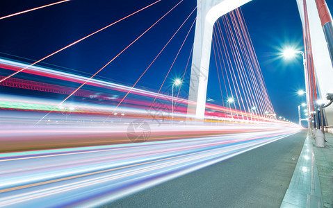 黄昏现代桥上的汽车光迹图片