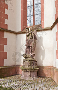 德国巴登符腾堡奥芬堡市圣十字教堂ArchagangelMichael雕像海利克鲁兹基契切图片