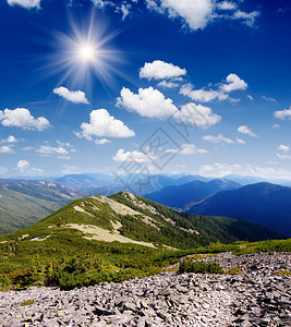 山中阳光的夏日风景图片