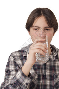 白种背景孤立的少年男孩饮用水图片