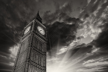 伦敦日落时大本钟塔和时钟的壮丽景色图片