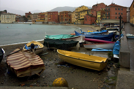 意大利塞斯特里莱万特的船水屋和海岸线图片