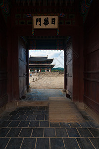 一套较小的侧门通向韩国首尔传统皇家住宅景福宫的古老庭院图片